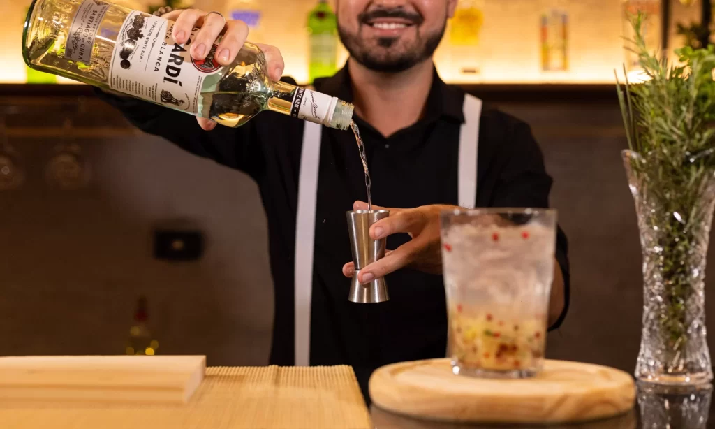 Bartender servindo evento com convidados