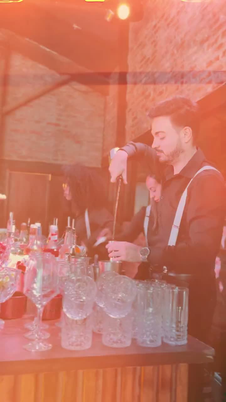 Bartender da Chapa Drinks preparando drinks em evento