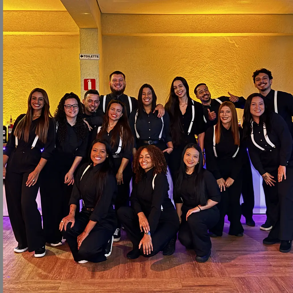 Equipe de bartenders da Chapa Drinks em formatura