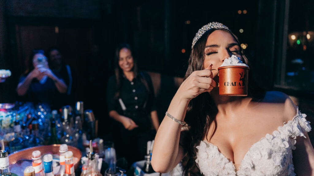 Noiva segurando drink Moscow Mule em festa com bar da Chapa Drinks